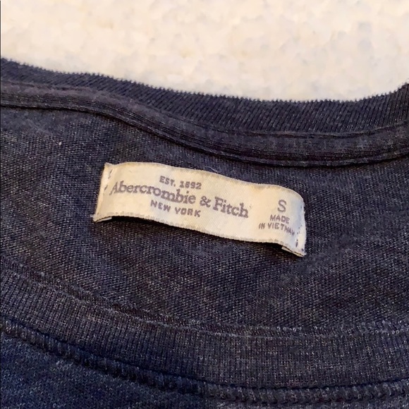 A&F rose graphic crop top - Picture 3 of 6